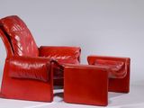 fauteuil inclinable en cuir rouge avec repose-pieds assorti