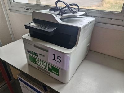 une imprimante posée sur une boîte