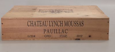 caisse en bois portant une étiquette « Château Lynch Moussas Pauillac »