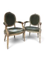 Paire de fauteuils cabriolet à dossier médaillon en bois nat…