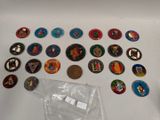 beaucoup de badges et une pièce de monnaie sur la table