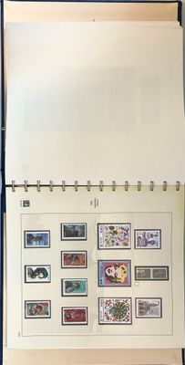 un livre ouvert avec des timbres, posé sur une table