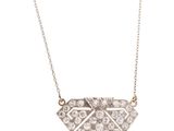 un collier en or blanc et diamants