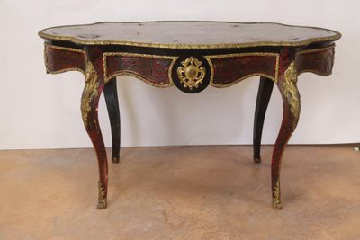 une petite table ornée d'un motif noir et or