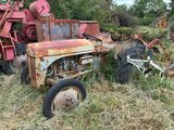 un tracteur rouillé abandonné dans un champ