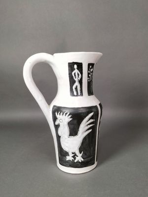 un vase blanc et noir orné d'un motif représentant un coq