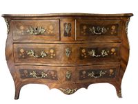 Commode à façade et côtés galbés en bois de placage ouvrant par quatre