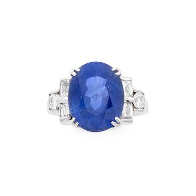 une bague en saphir et diamant