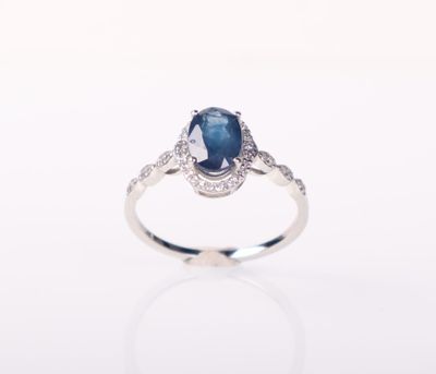 bague en saphir bleu et diamant sur fond blanc