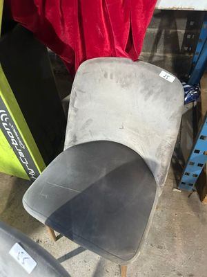 une chaise qui se trouve dans une pièce où il y a un rideau rouge