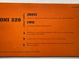 un gros plan sur un livre orange sur lequel figurent des chiffres