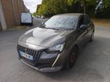 la voiture est garée sur le côté de la route, dans le parking