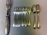beaucoup de cuillères et de fourchettes en argent sur une table