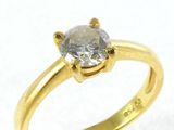une image d'une bague en diamant sur une surface blanche