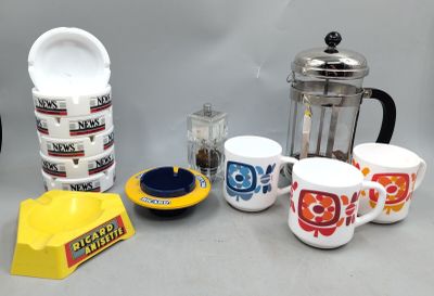 de nombreux types différents de tasses à café et à thé sur la table