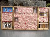 une maison de poupées en bois avec du papier peint rouge et blanc