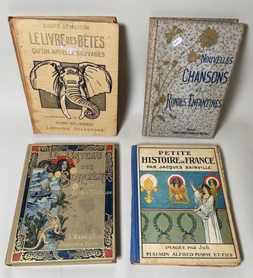 trois livres sont posés sur une table à fond blanc
