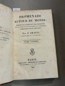 un livre ouvert sur lequel figure l'image d'une horloge