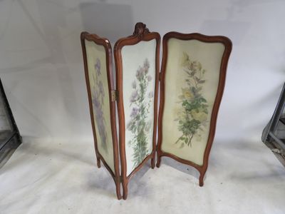 paire de paravents pliants français anciens, peints à la main de motifs floraux