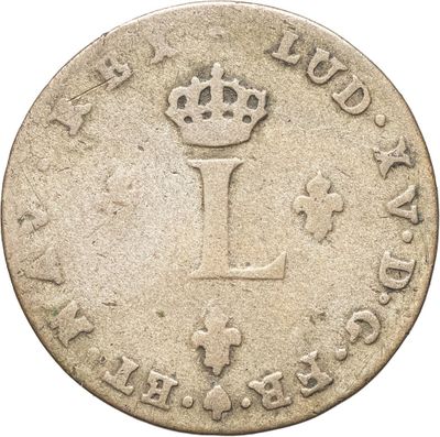 Gros plan sur une pièce de monnaie ornée d'une couronne