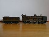 deux petits trains posés sur une table en bois