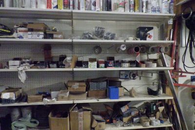 de nombreux objets sur les étagères du garage