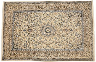 un tapis beige et bleu à motifs floraux