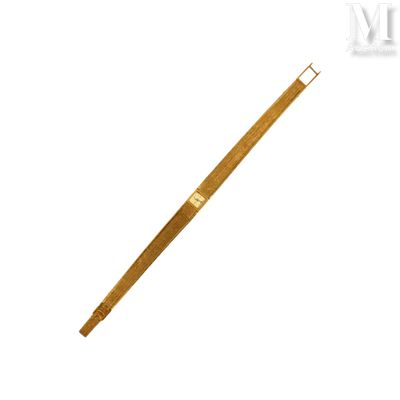 un gros plan d'un stylo à manche en bois sur fond blanc