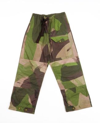 un gros plan d'un pantalon de camouflage sur fond blanc