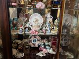 une vitrine en verre contenant de nombreux objets décoratifs