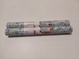 deux rouleaux de papier toilette posés sur une surface blanche