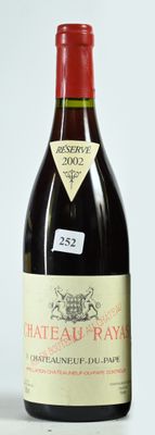 une bouteille de vin posée sur une table