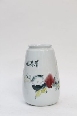 Asie XXe. Vase en céramique à décor émaillé polychrome d'enf…