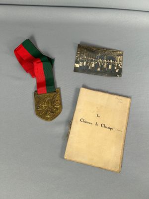 une médaille, un livre et une photo posés sur une table