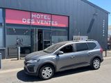 La voiture est garée devant l'Hôtel des Ventes.