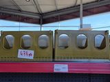 un présentoir de rouleaux de papier toilette dans un magasin
