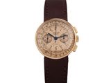gros plan d'une montre sur fond blanc avec un bracelet marron