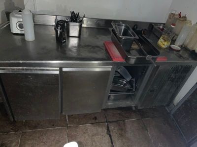 une cuisine avec un plan de travail en inox et un évier