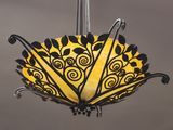 une lampe jaune et noire suspendue à un poteau métallique