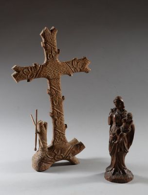 deux figurines représentant un homme et une femme tenant une croix