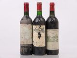 trois bouteilles de vin sont posées côte à côte sur une surface blanche