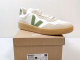 une boîte contenant une paire de chaussures