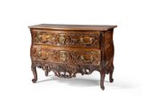 une commode richement sculptée sur fond blanc