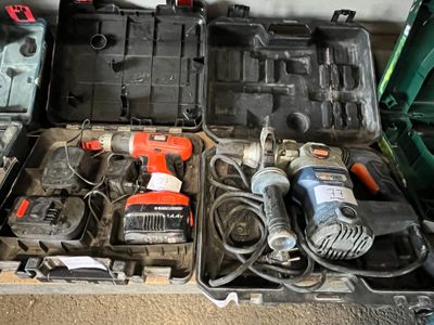 de nombreux outils dans une mallette posée par terre