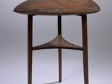 gros plan d'une table avec un plateau en bois sur fond blanc