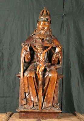 statue en bois représentant un homme assis sur une chaise, coiffé d'une couronne
