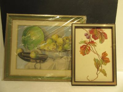 deux photos encadrées représentant des fruits et des légumes posés sur une table