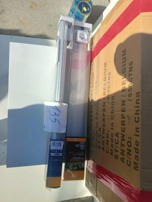 une boîte contenant une brosse à dents et un tube de dentifrice