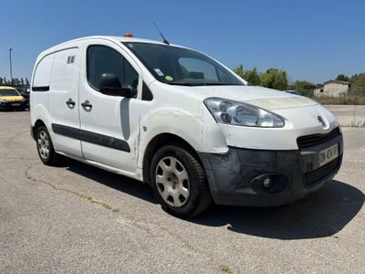 la petite camionnette blanche est garée dans le parking