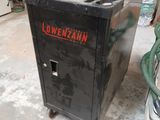 une machine noire qui se trouve dans un garage